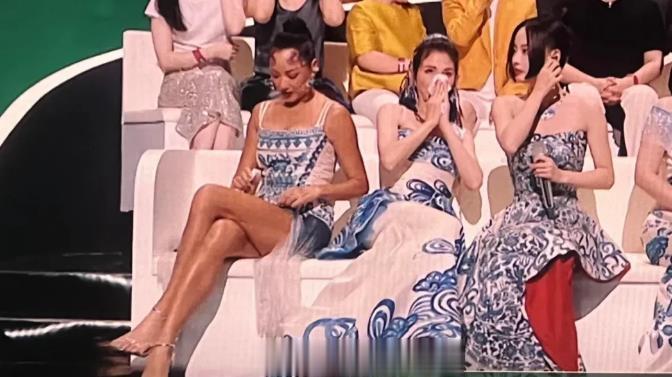 这么来看蔡少芬的人品真的不错啊！怕瞿颖走光，而且一直夹着腿太累，用自己的裙摆优势