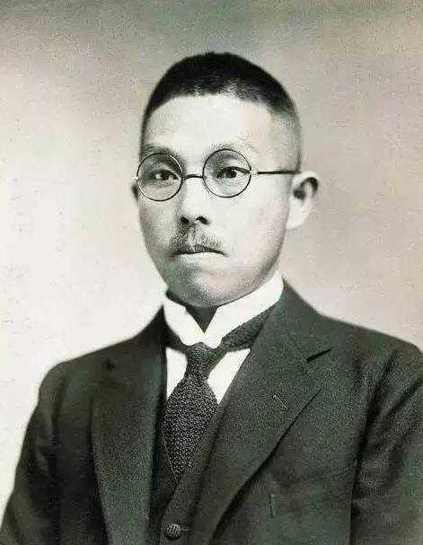 1974年，90岁的杨森迎娶了17岁的张灵凤。洞房之夜，就在杨森要行房事时，张灵