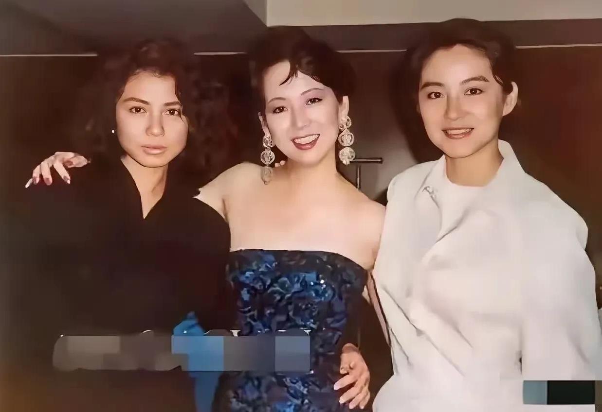 一张老照片，站在中间这个女人的精神状态最好，意气风发，仪态万千。
林青霞也还过得