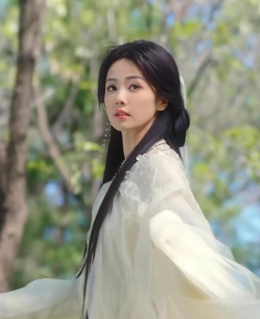女演员白鹿，我谁都不服，就服她，
不是因为她演技棒，
也不是因为她是我的老乡，而