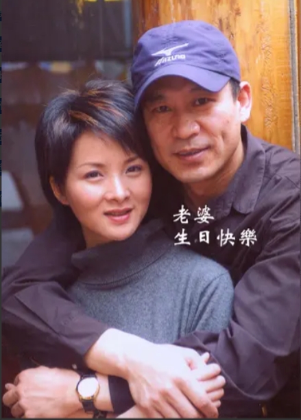 2000年，27岁的谢兰与38岁的师小红结婚，她对师小红说:“婚后不要孩子，我们