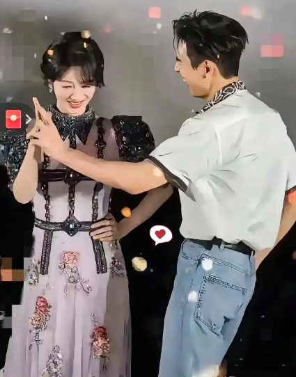 只要杨紫不塌房
她演技好不好，根本不重要。
说白了，她最大的本钱不是长相，也不是