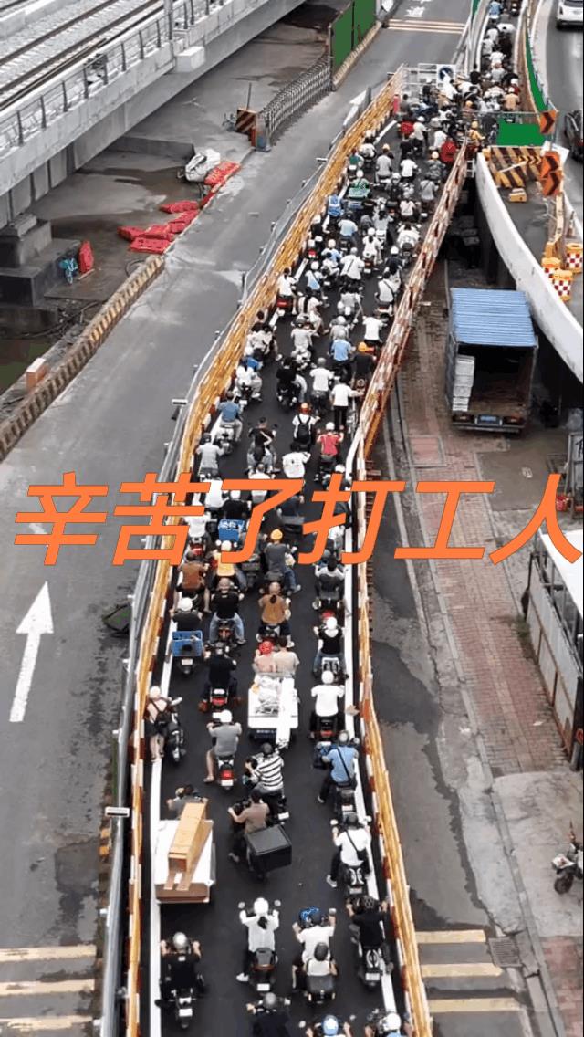 车潮人海的珠江大桥蔚为壮观，技术眼神不好都不敢在这骑吧？必须为奋斗在路上的人点赞