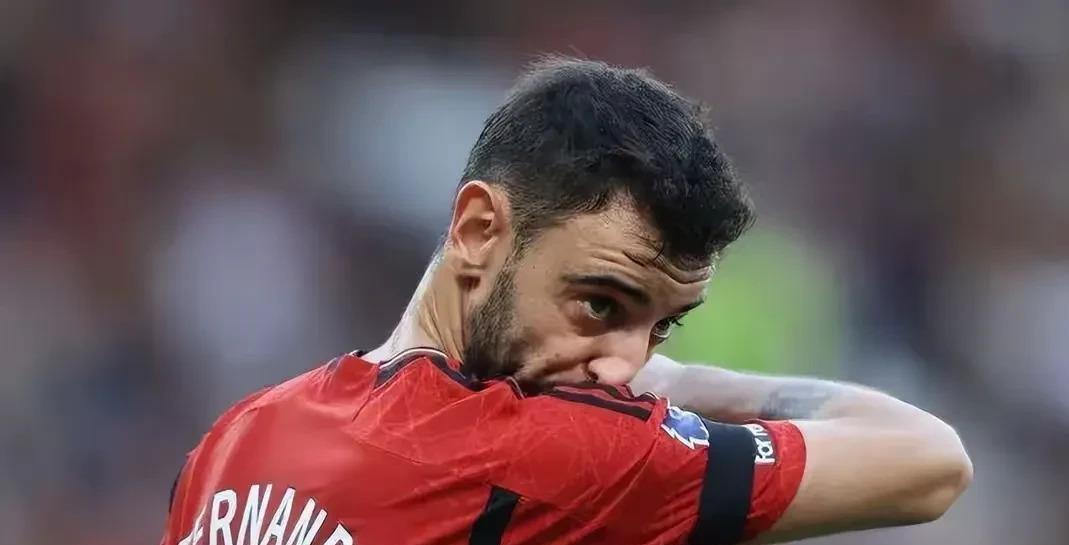 周薪70万镑的合同摆在桌上，B费签了拒签。
不是钱烫手，是他想把“曼联队长”四个