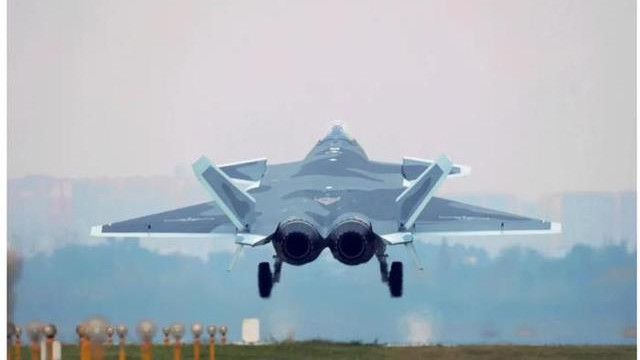 美日战机长见识了，歼20在东海上空无对手，中方飞行员亲口认证