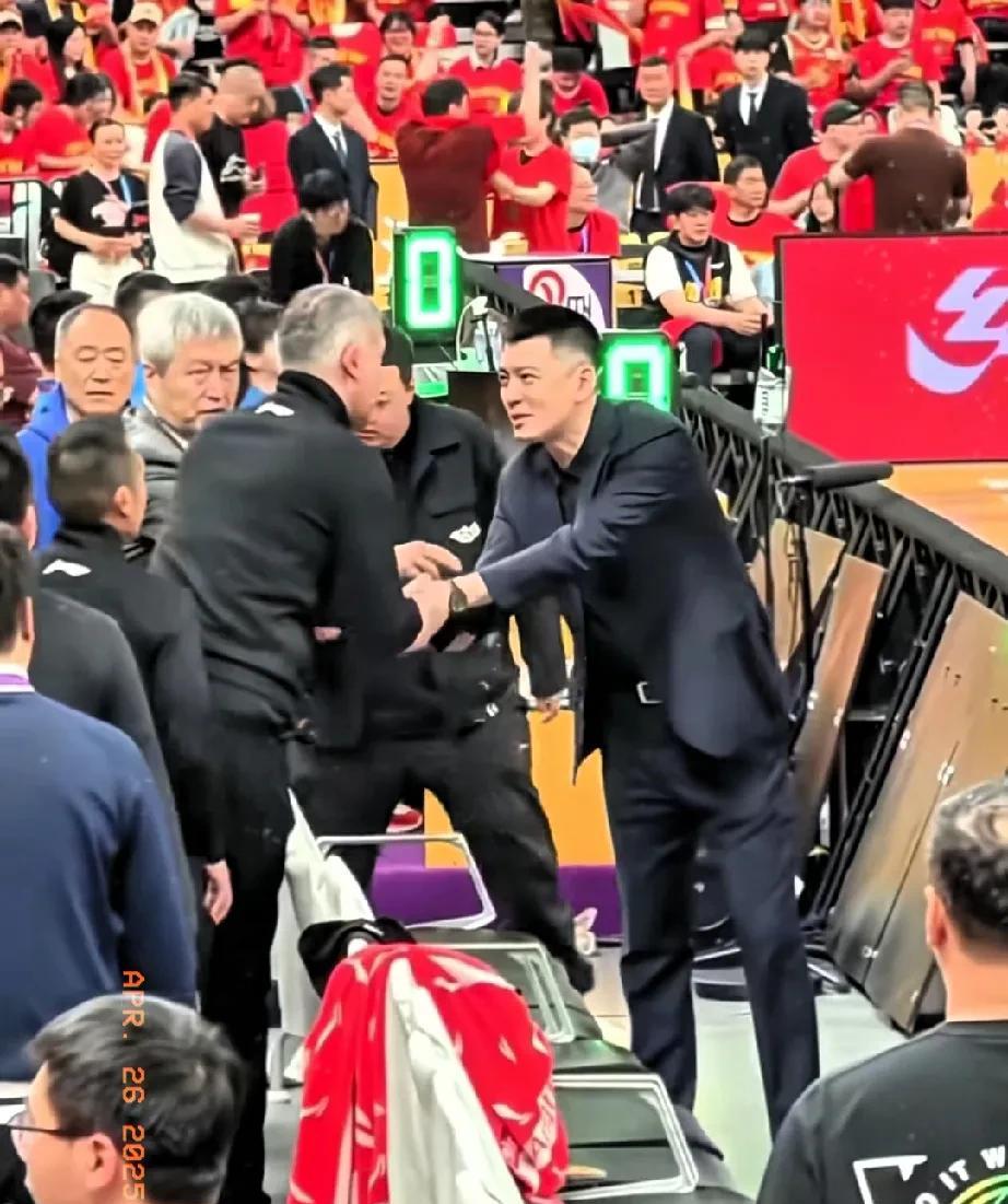 杨鸣赛前白和克罗地亚裁判握手！比赛吹技术犯规，是一点不含糊，在老刘总和小刘总面前