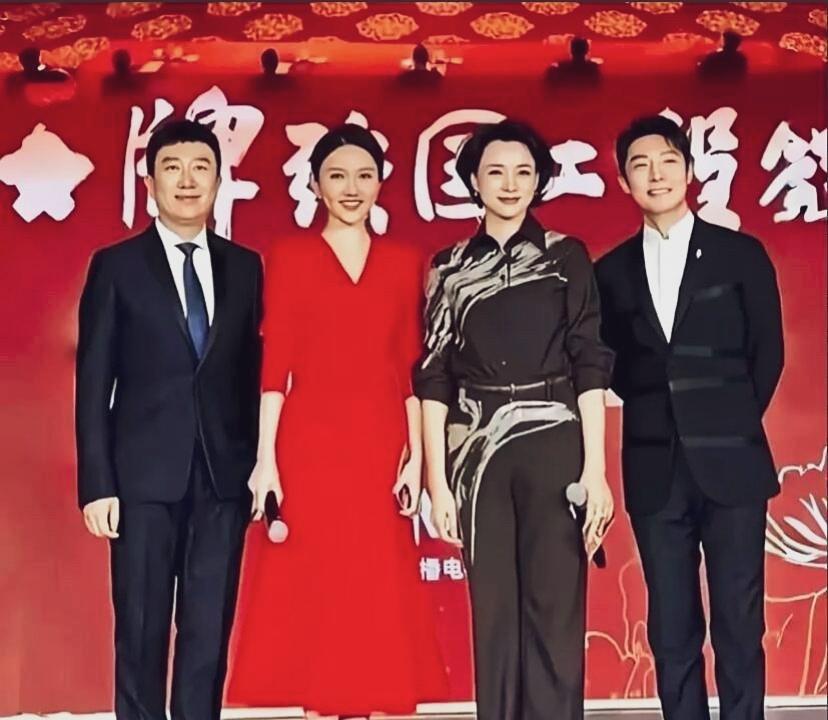 董卿虽然颜值不算突出，但气质出众，主持风格独树一帜，腹有诗书气自华。撒贝宁风趣幽