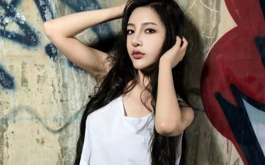 除夕夜婆婆以小姑子为借口索要年终奖，我转身当她的面把十万奖金转给小姑子，婆婆气到吐血