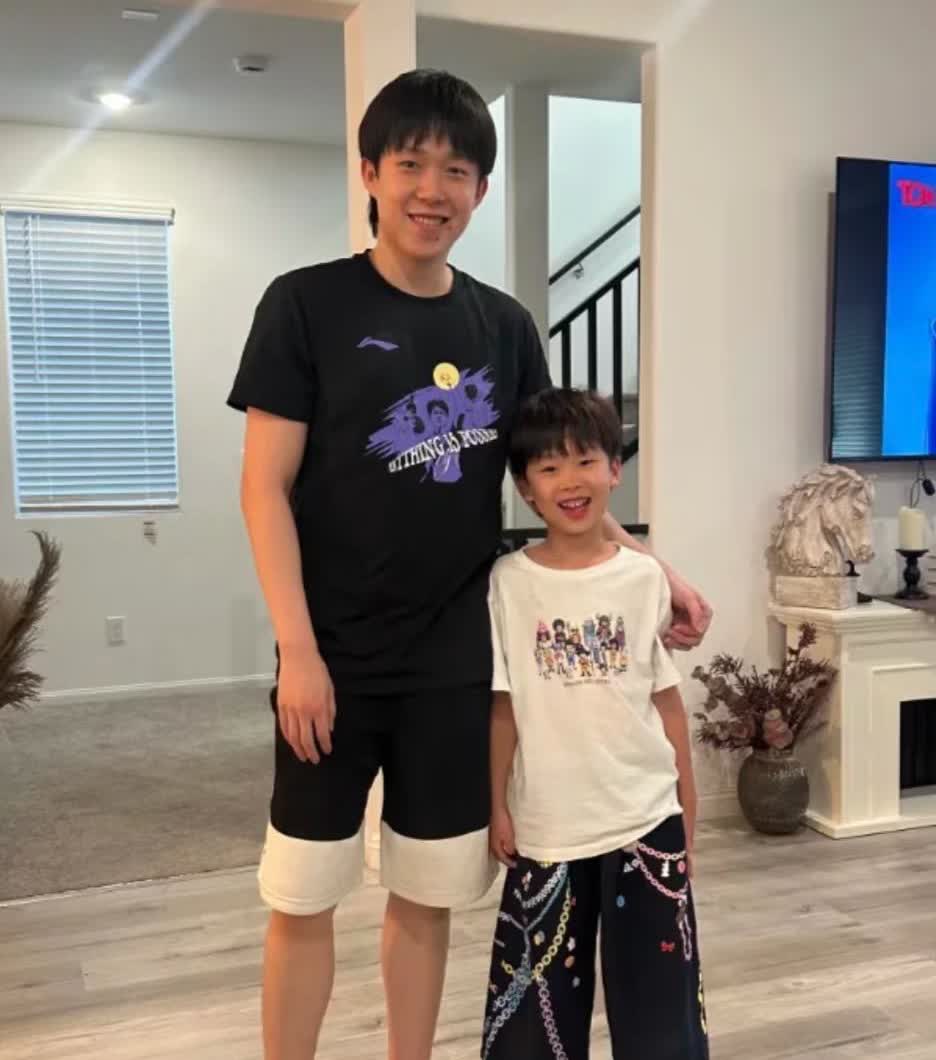 王楚钦和梁靖崑的儿子在一起——笑容一样灿烂
梁靖崑7岁的大儿子皮皮放出自己和楚