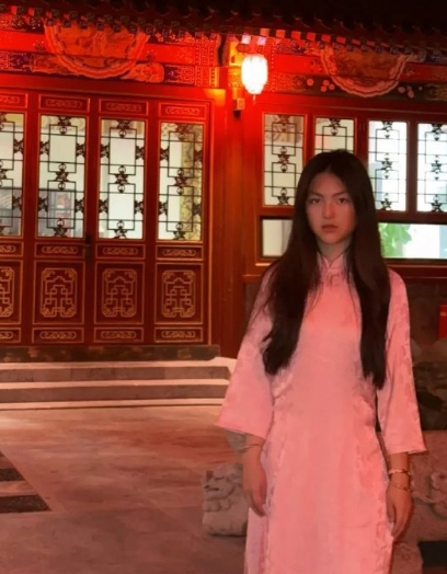 王诗龄暴瘦！凌晨三点四合院穿旗袍拍照，S型身材很曼妙！
