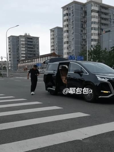 7.31体总门口王皓指导乘商务车离开！
皓哥最近也是忙得很！左手三轮农机，右手宝