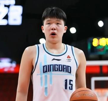 中国男篮球员赵继伟谈杨瀚森的NBA前景，他表示：他是年轻一代的佼佼者，非常有潜力