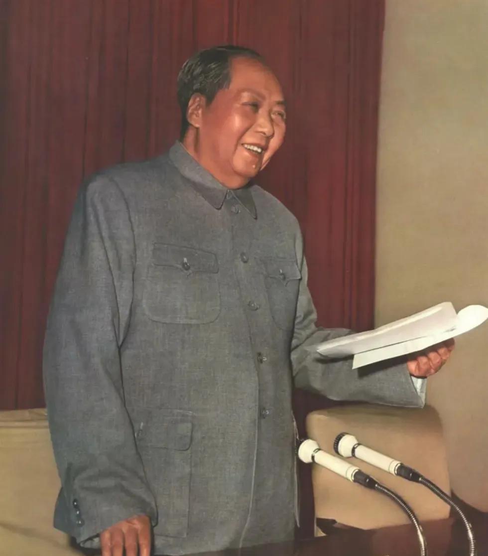 1969年，毛主席在党的工作会议上作报告，笑容满面，举止温柔，笑容灿烂，笑容可掬