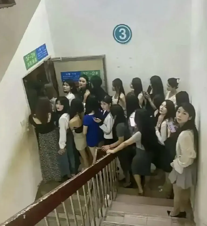 这指定是遇到事情了啊！
