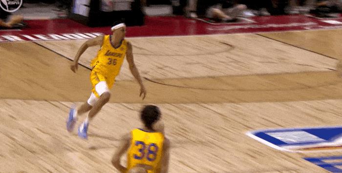 王者归来！贝慈利上演1V5双手飞扣！
在今天NBA夏季联赛湖人对阵鹈鹕的第三节比