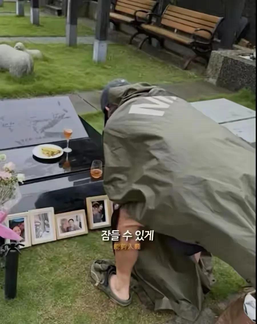 具俊晔墓地陪伴大S，风雨无阻，太阳太大就打伞，下雨了就穿雨衣，感动天感动地，不信