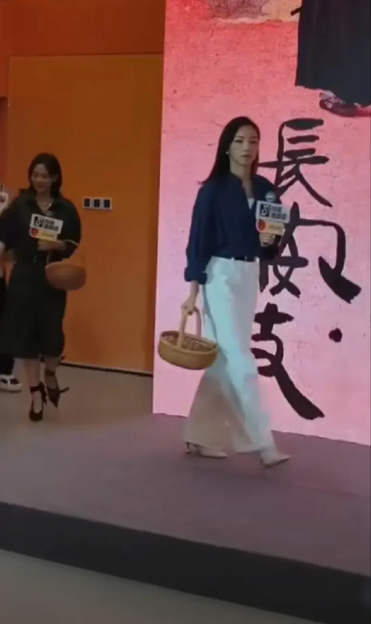 要说这那尔那茜的心理承受能力也是真强，现场活动，演员正登场，台下就有女观众大喊了