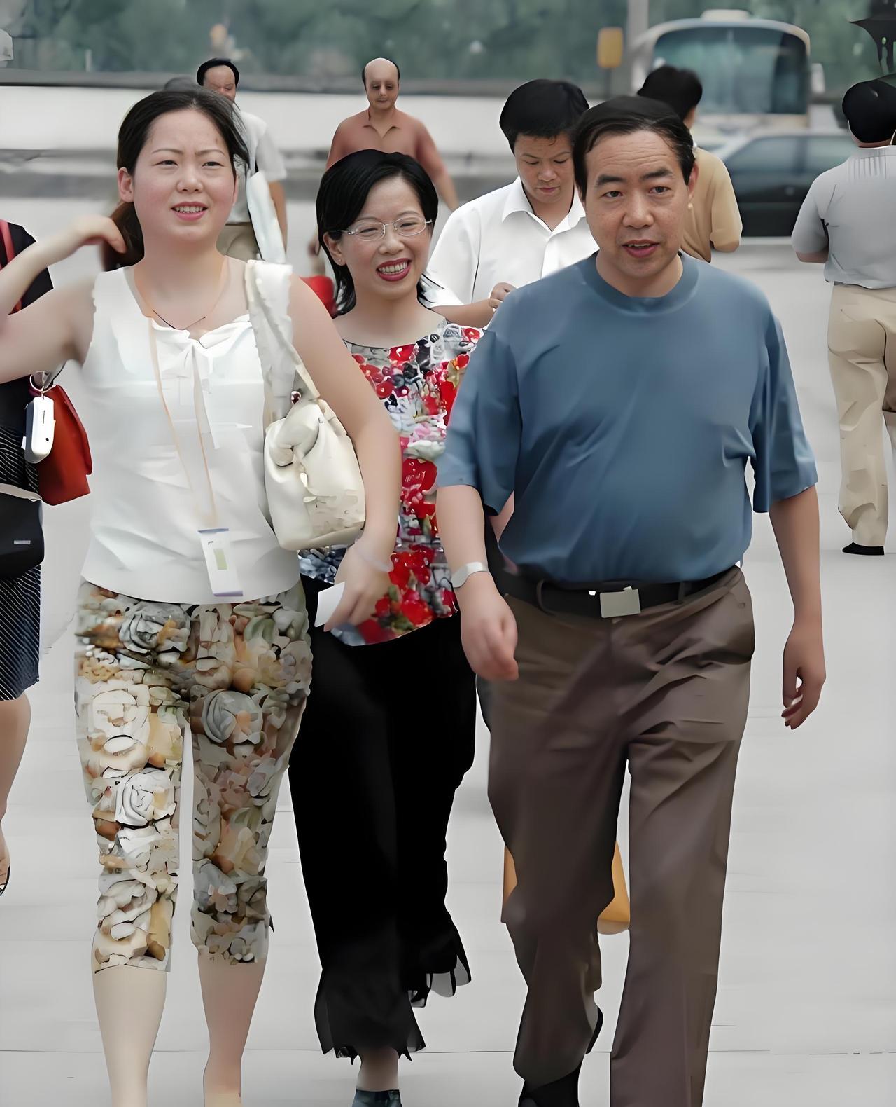 哎呦，我的天啊，老了，真是老了，右边儒雅气质的男士，有熟悉的吗？
变化真是太大了