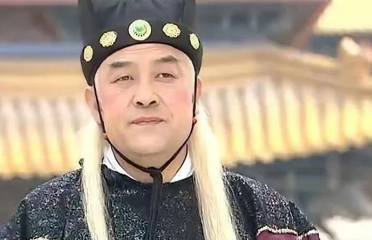 唐敬宗李湛夜晚打猎回宫，与宦官酒过三巡后，进内室更衣。突然，蜡烛被人吹灭了，随后