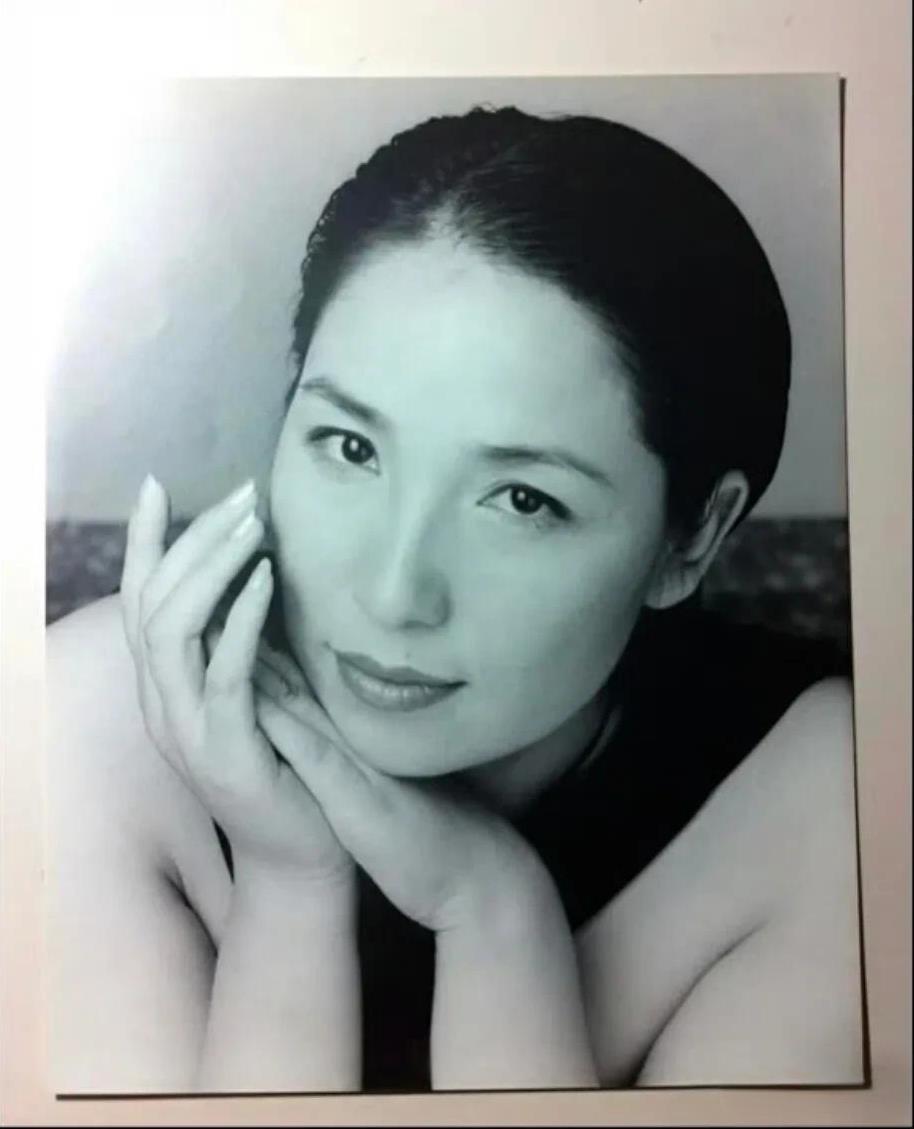 李兰迪母亲旧照，原来高智感是可以遗传的
李兰迪和妈妈长的太像了，尤其是眉眼像极了