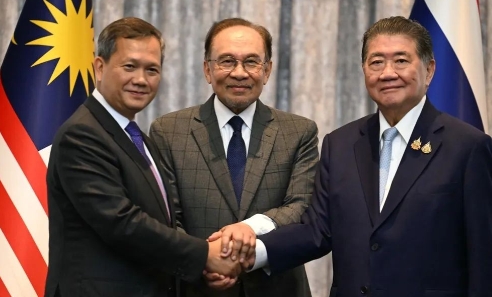 泰国不想停，柬埔寨撑不住，但偏偏这场战火就这么“和平”停了，全靠泰国代总理普坦在