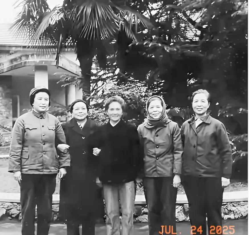 珍贵的黑白老照片分享。
1980年，谢志成，卓林，郝治平，申戈军，范景新在一起，