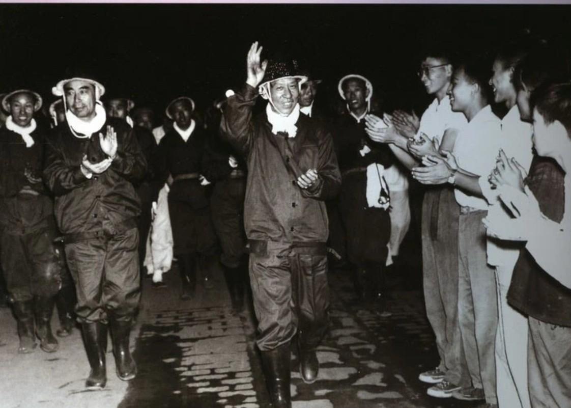 1958年9月1日，刘少奇、周恩来一同前往河北唐山视察，参观了开滦唐家庄矿井，实