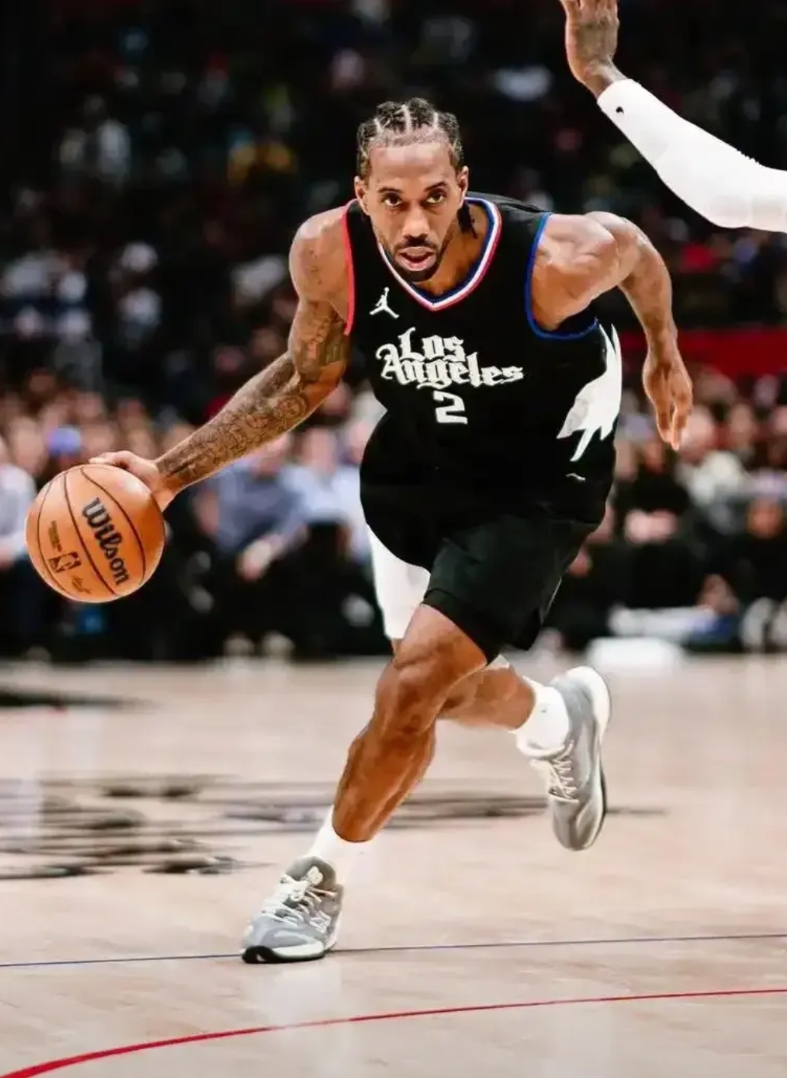 布克或许是NBA历史上最让教练头疼的球员了，10年的职业生涯里，他已经换了七位主