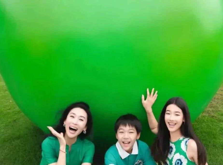 苗圃带着龙凤胎儿子和女儿拍时尚大片。儿子继承了母亲的高颜值，而女儿长得像父亲多一