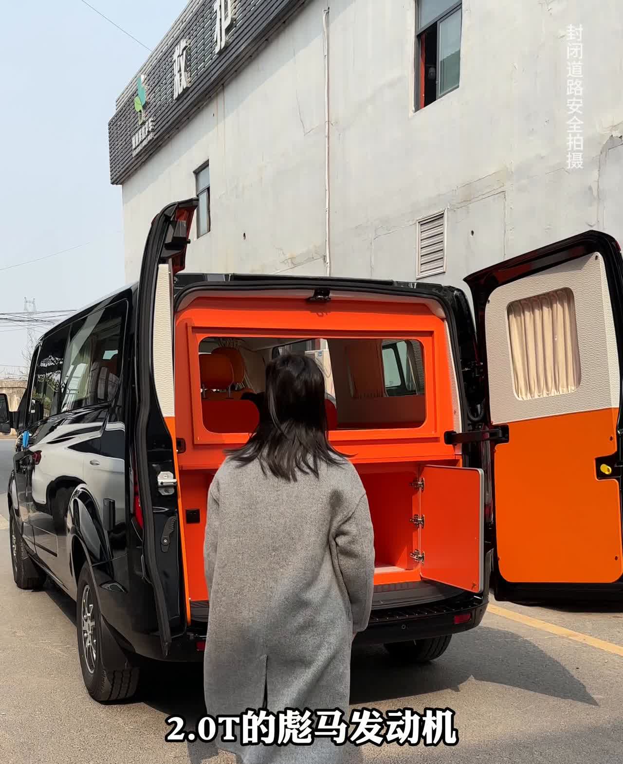 福特新全顺中轴低顶5座大床车，水电齐全2+3布局方案。
现在已经不流行大房车了