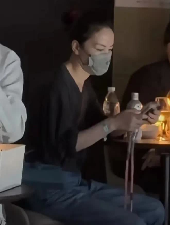 王菲去观看谢霆锋的演唱会。当晚她身着一件黑色上衣、牛仔裤，脚蹬运动鞋。谢霆锋在演