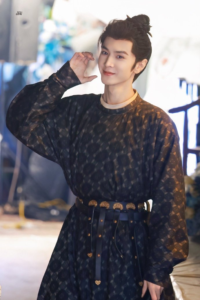 陈哲远真的很真诚
在杀青的时候告诉粉丝最近网上的事不要担心
也报备说说杀青之后会