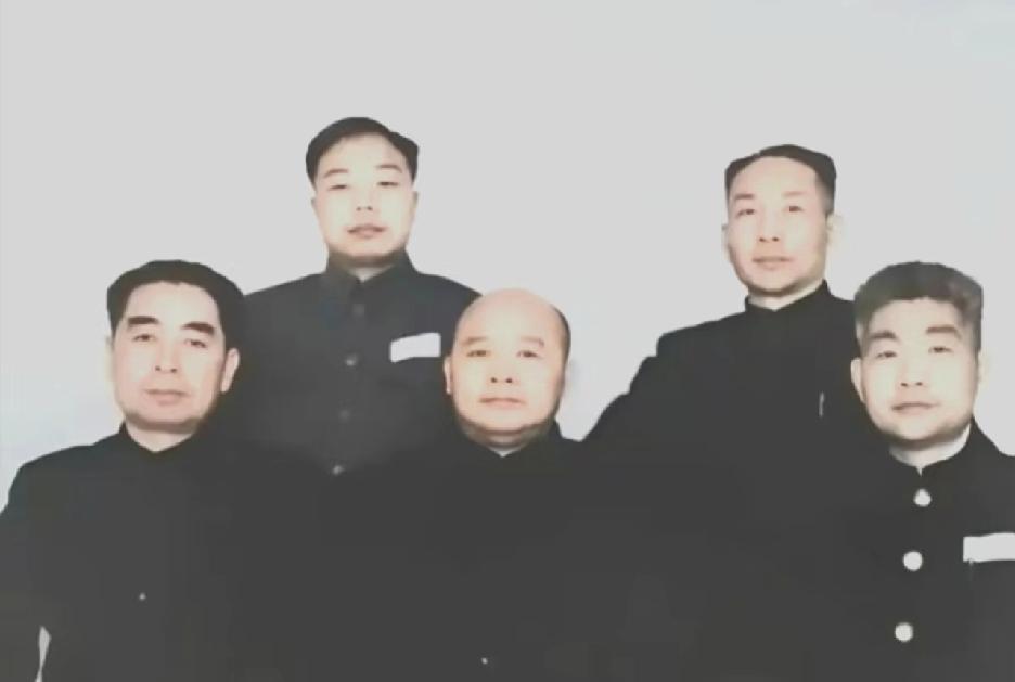 周总理和四位开国元勋的一张合影，你知道这四位都是谁吗？周总理非常谦逊的坐到旁侧，