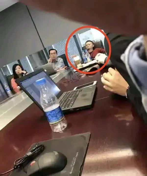 如果你是会议主持，这个情况该怎么办？