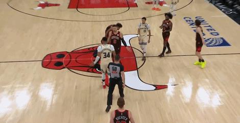 公牛已经很倒霉了，还要被人欺负。
公牛VS黄蜂比赛最后时刻，黄蜂已经以110-9