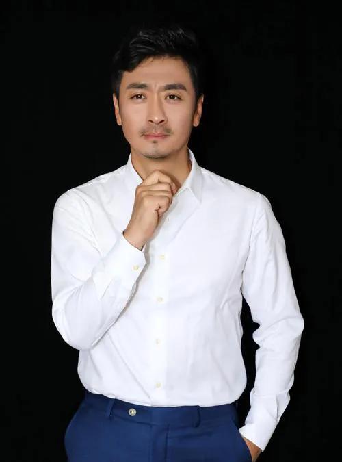 百字文：
黄俊鹏自曝因肖战加盟《藏海传》，直言“家里女士全是肖战粉丝”，为满足家