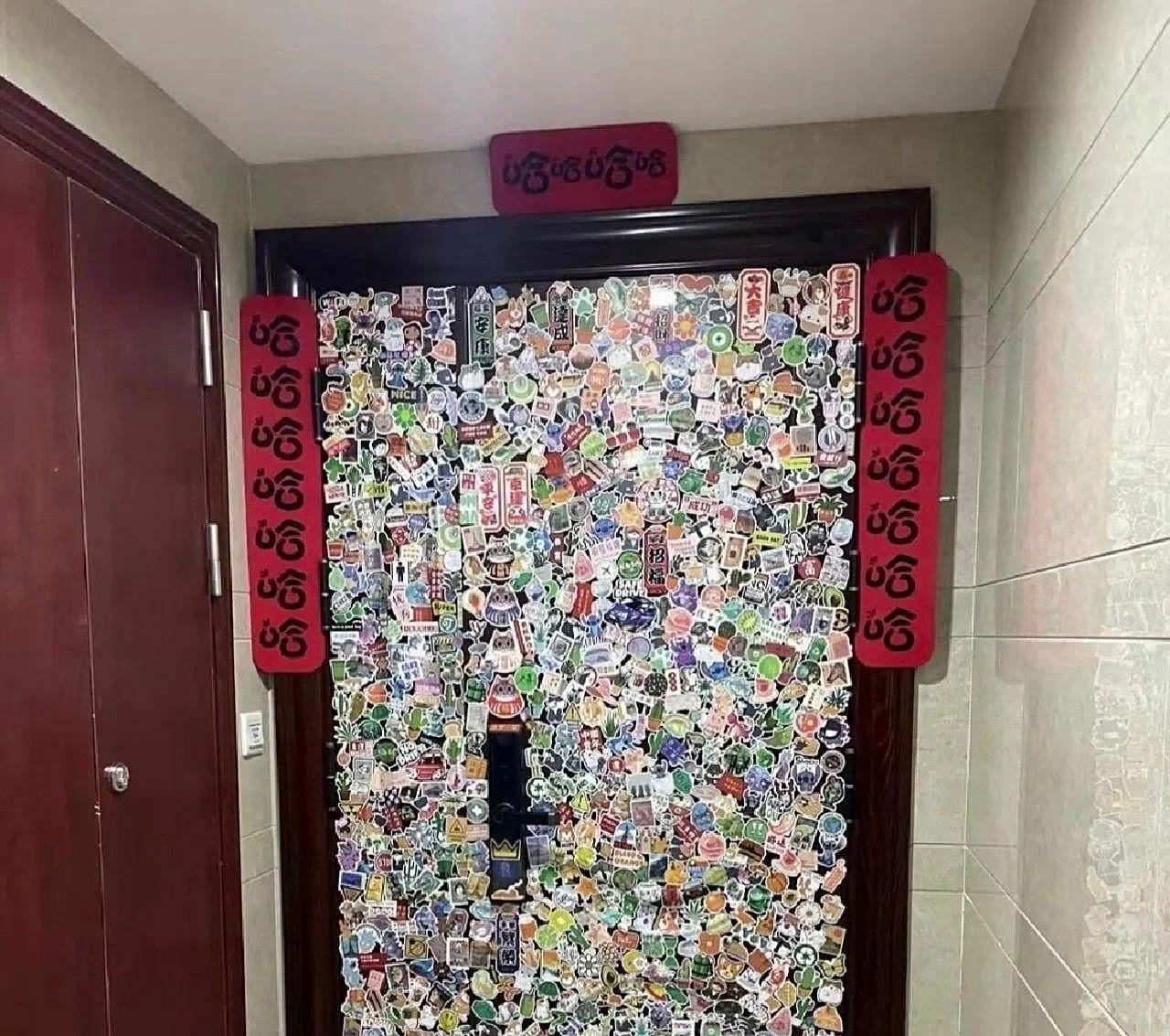 门口贴成这样，小偷都偷不进去吧！