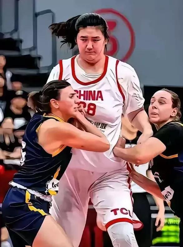 给小将张子宇支一破“双人包夹”的招法
张子宇上场，往篮下一站，凭身高不用跳便能把