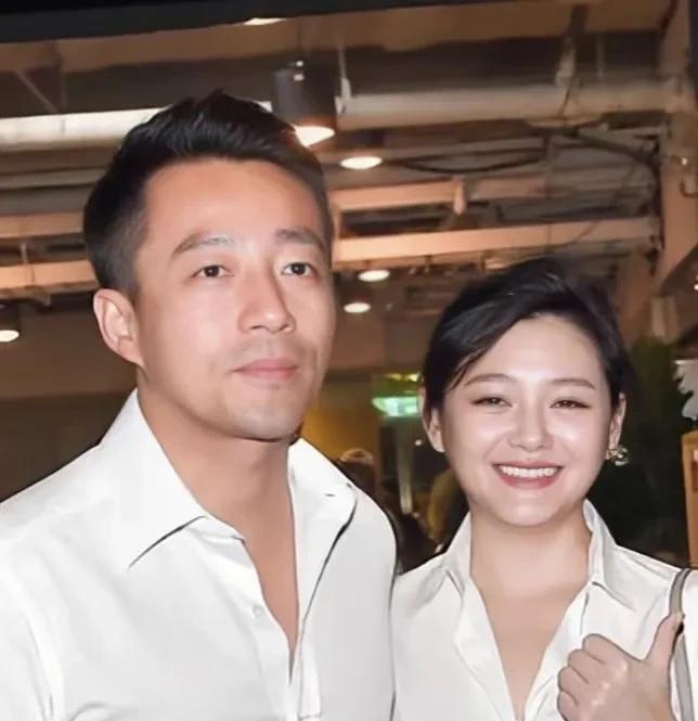 大s还是渴望很家庭的温馨吧，特别是自己父母的婚姻一败涂地，所以当汪小菲刚好出现在