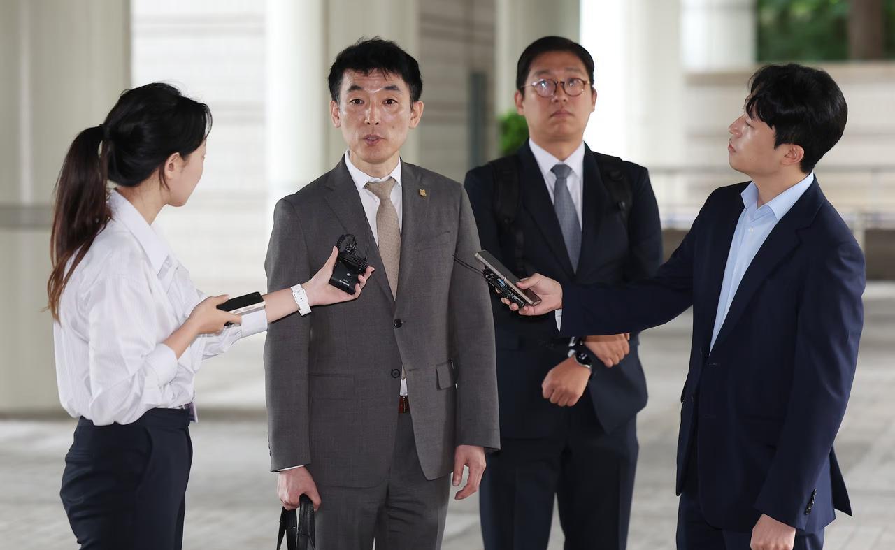 6月25日韩国前国防部长金龙显方面向法院提交准抗告申请，要求更换审判庭。此举系针