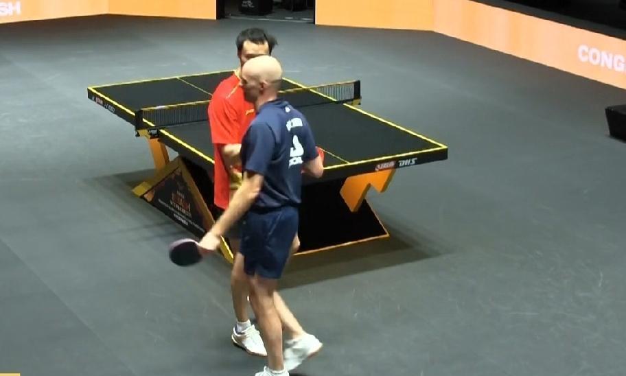 国乒直板将上演大逆转，徐海东3：1战胜哈贝松，晋级下一轮。
这是一场针尖对麦芒的