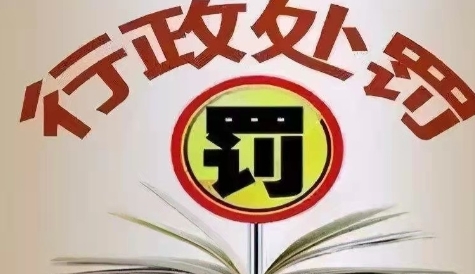 上海浦东，一对夫妇长期占用小区公共区域，用作废品仓库，纸壳杂物堆积如山，更惊现成