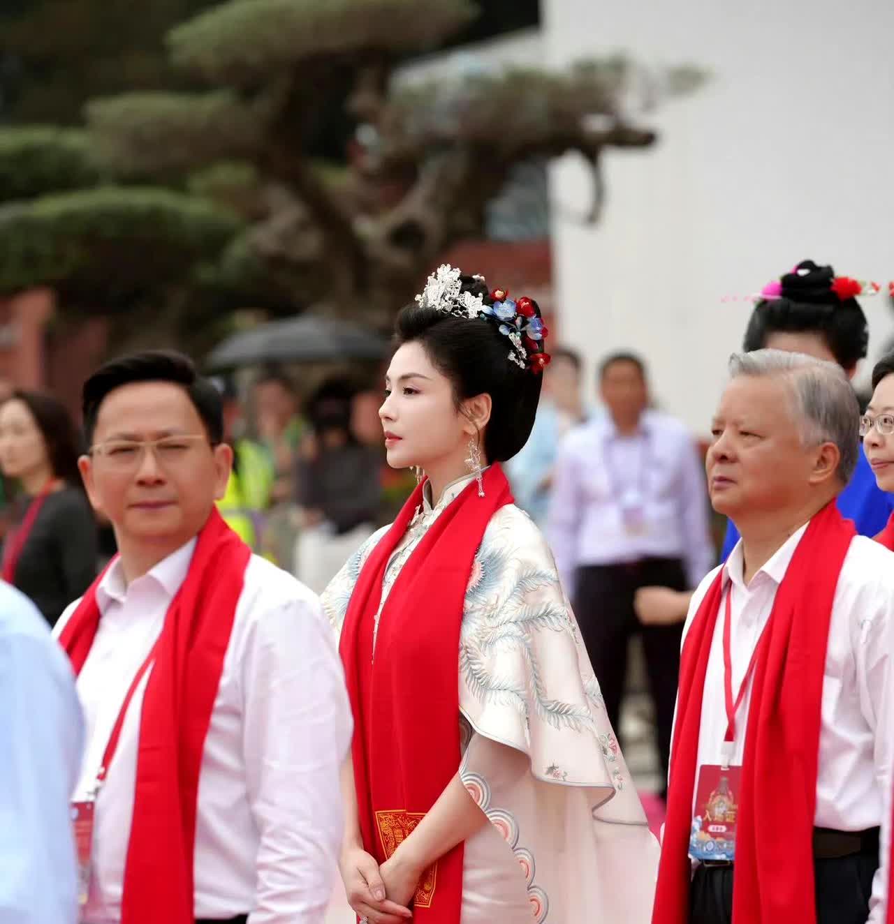 刘涛厉害了，进入了天庭编制赛道。
当年演妈祖，刘涛曾在妈祖庙扔掷圣杯三次，皆得