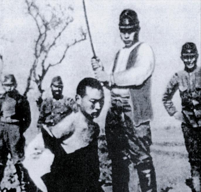 1937年，随着一声惨叫，一小伙的头被砍了下来，鬼子顺手拎起人头，仰天狂笑。鲜血