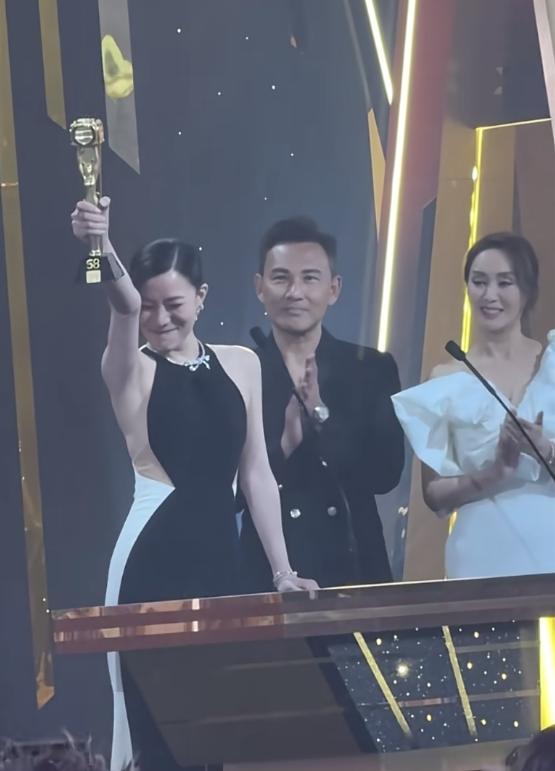 TVB这一夜，62岁龚慈恩全裹出镜太高级，秒了一堆袒胸露背的