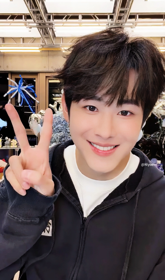 田嘉瑞今日直播截图
笑起来太甜了🥰
还是希望希望要理智追星
期待待播剧《月鳞绮