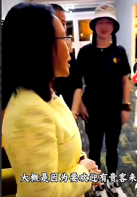 郭德纲带着德云社去非洲坦桑尼亚商演，连驻坦桑尼亚大使陈女士都亲自来探班了！

合