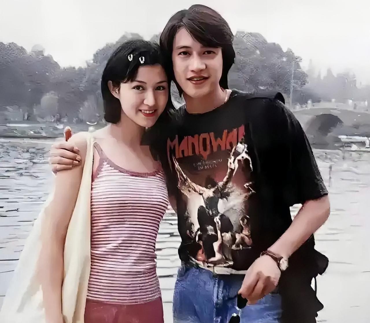 陆毅与鲍蕾古早合影，当时两人刚进上海戏剧学院表演系，一起在校园游玩时的画面。
1