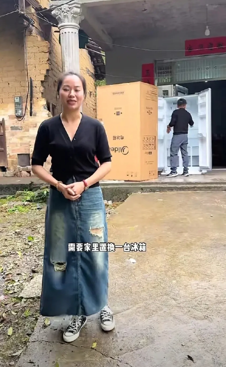 苏伢子家里又添新家电，双开门大冰箱，不过大家不要误会，这是苏伢子家里自己买的，不