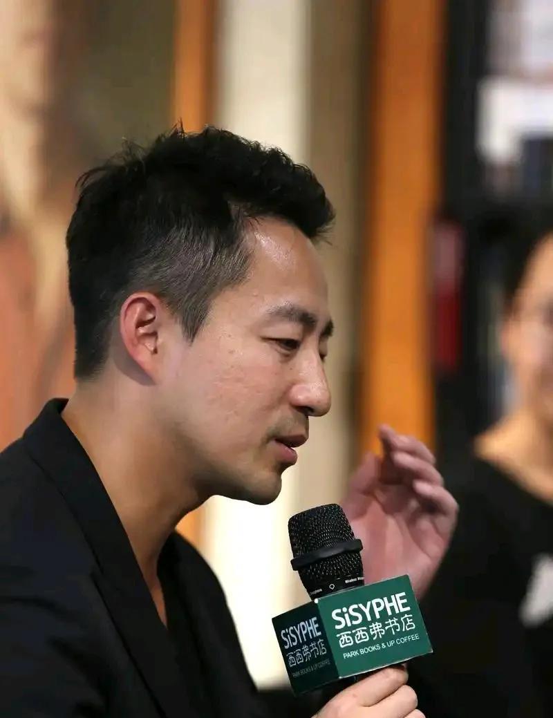 都知道，汪小菲背后最坚实的依靠就是他妈妈张兰。之前看直播，汪小菲情绪失控，对着张
